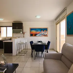 לבקר במלון
