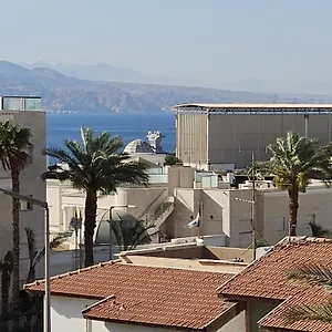 לבקר במלון
